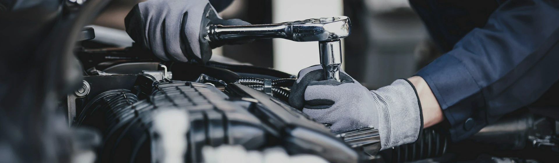 mechanik dokręca śrubę